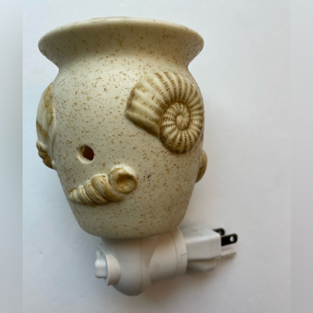 Scentsy sea shell plug in warmer.